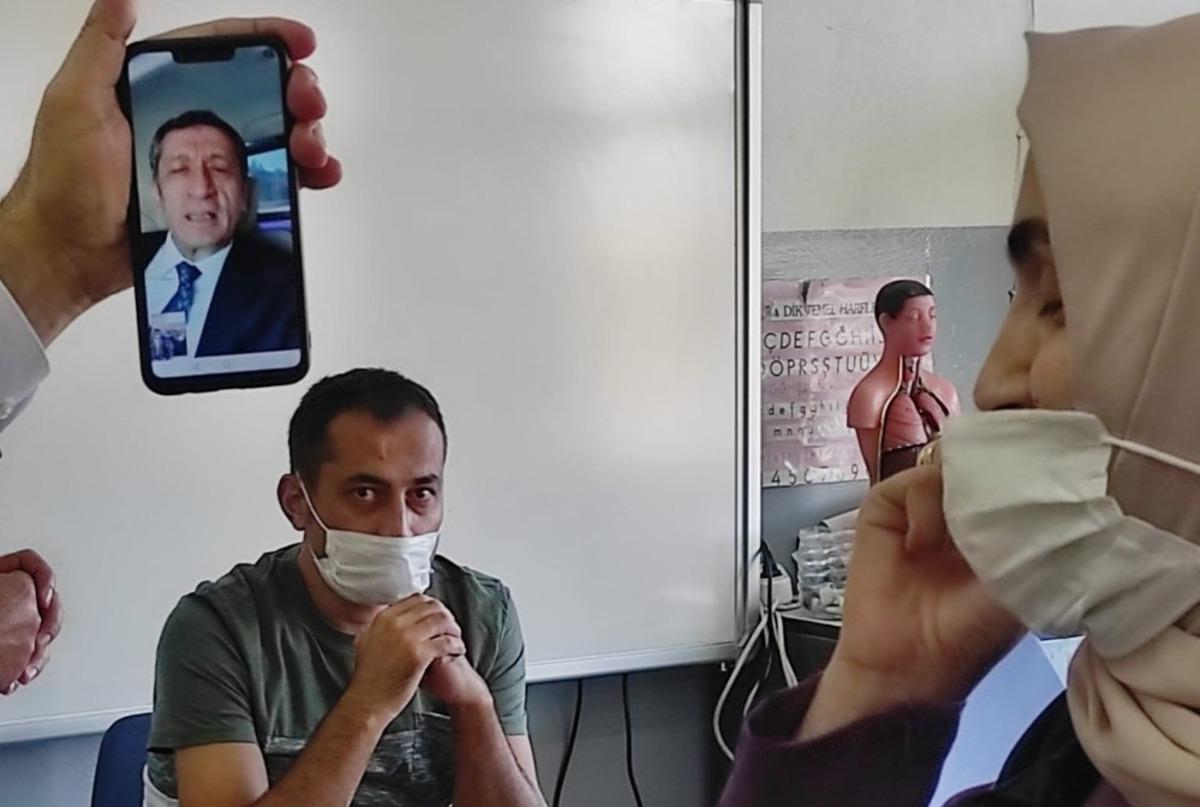 Bakan Sel&ccedil;uk, canlı ders işleyen &ouml;ğretmenlerle g&ouml;r&uuml;nt&uuml;l&uuml; g&ouml;r&uuml;şt&uuml;