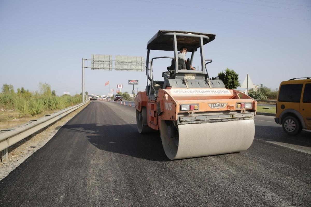 Serik Teke K&ouml;pr&uuml;s&uuml;&rsquo;nde sıcak asfalt &ccedil;alışması