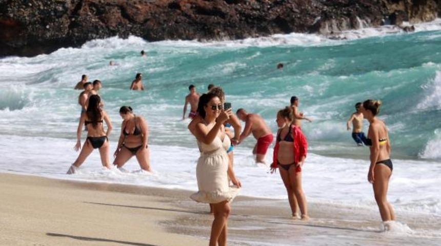 Antalya'nın Alanya ilçesinde turistlerin dalgalı deniz keyfi