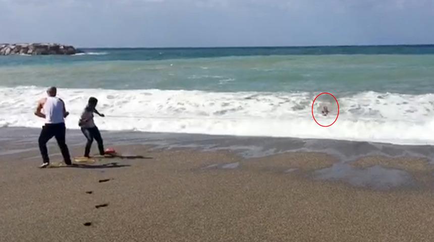 Denizde boğulma tehlikesi geçiren 2 kişi böyle kurtarıldı