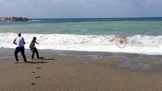 Denizde boğulma tehlikesi geçiren 2 kişi böyle kurtarıldı