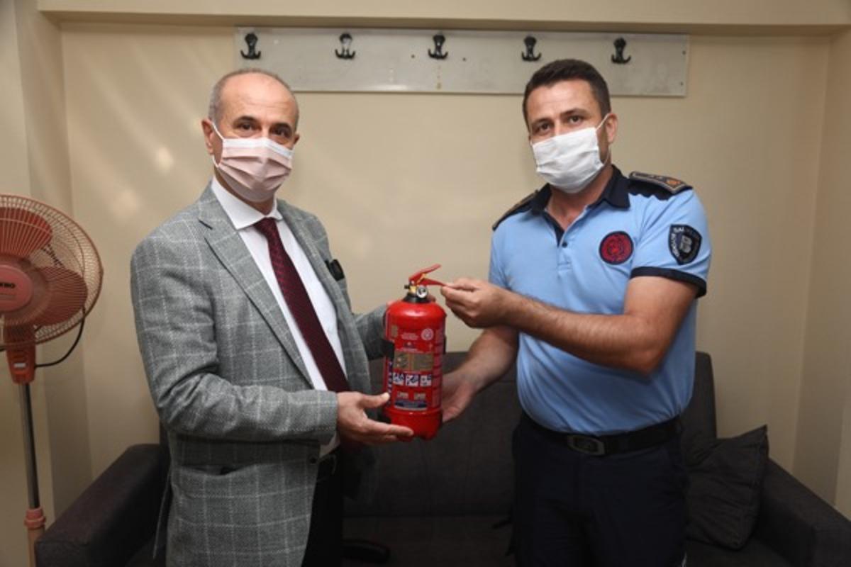 İtfaiyecilerden Başkan&rsquo;a yangın t&uuml;p&uuml; hediyesi