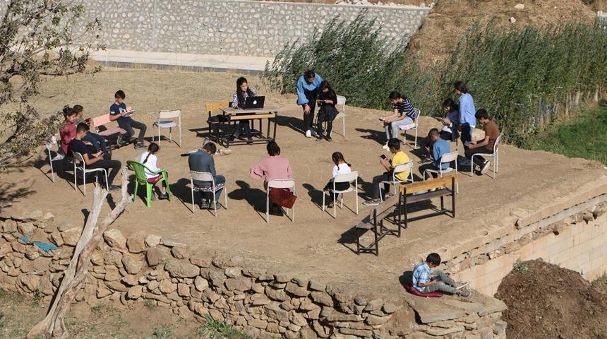 Yer: Hakkari! EBA'ya girebilmek i&ccedil;in internetin &ccedil;ektiği ahırın damına &ccedil;ıkıyorlar