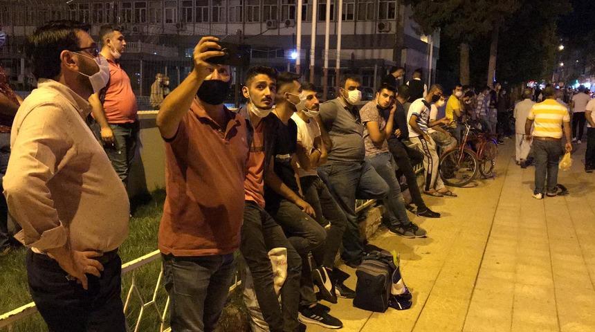 Adıyaman'da intihara kalkışan kişiyi Emniyet M&uuml;d&uuml;r&uuml; ikna etti! Kalabalık film izler gibi izledi