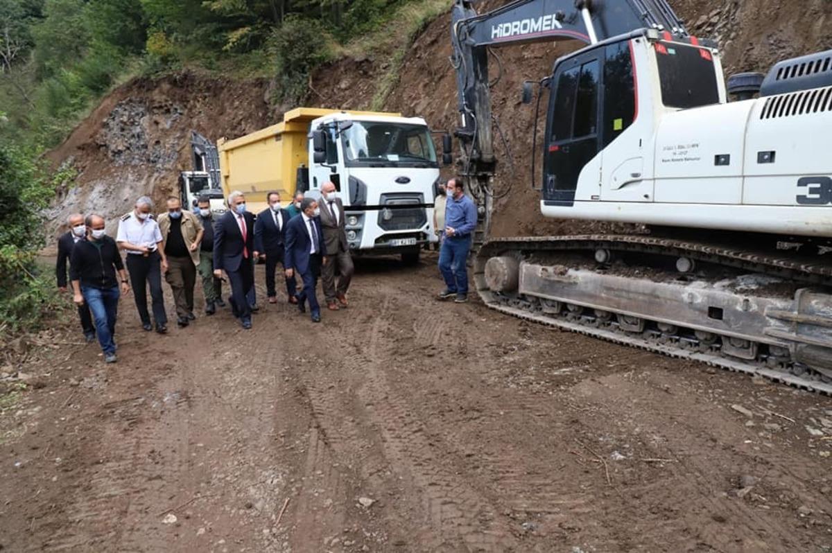 Vali Atay, G&uuml;zeldere Şelalesi yolunda ki &ccedil;alışmaları inceledi