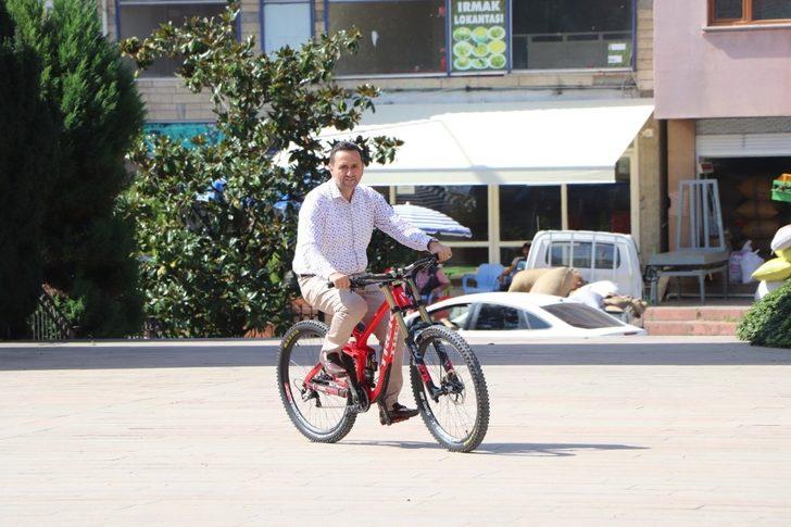 Başkan Yanmaz şampiyonun bisikletini sürdü G1