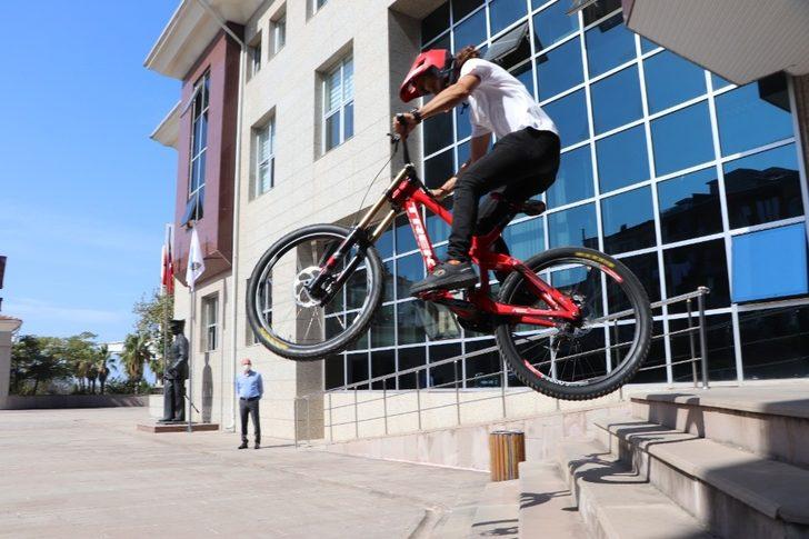 Başkan Yanmaz şampiyonun bisikletini sürdü G3