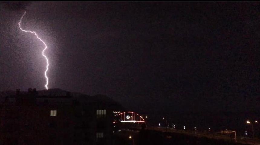 Artvin’de yıldırım geceyi böyle aydınlandı