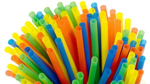 İngiltere'de bugünden itibaren plastik pipet ve kulak temizleme çubuklarının satışı yasak