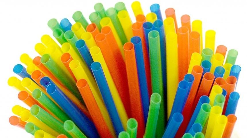 İngiltere'de bug&uuml;nden itibaren plastik pipet ve kulak temizleme &ccedil;ubuklarının satışı yasak