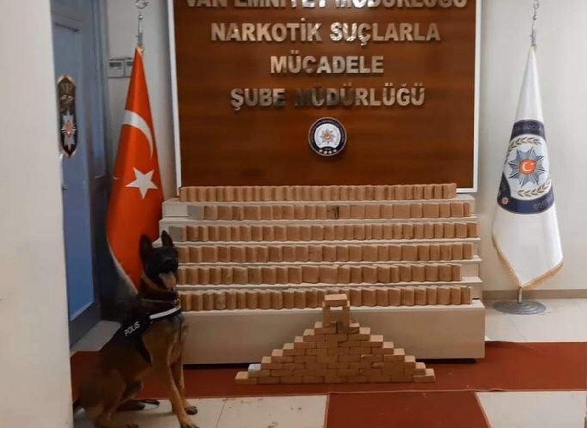 Van polisi kamyonete 102 kilo eroin ele ge&ccedil;irdi