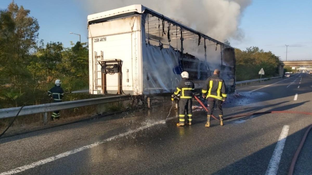 Kimyasal y&uuml;kl&uuml; tır yandı