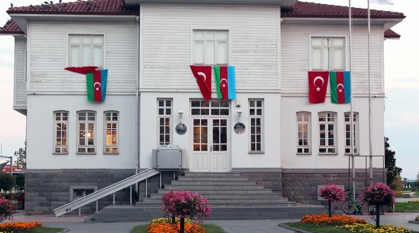 Yalova Kent M&uuml;zesi T&uuml;rk ve Azerbaycan bayrakları ile donatıldı
