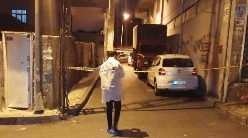 Şişli'de dehşet! Yolda y&uuml;r&uuml;rken silahlı saldırıya uğradı