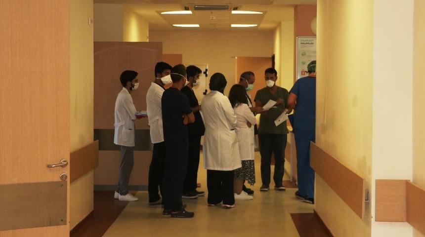 Aylardır ailelerinden ayrı yaşıyorlar! &Ouml;n safta m&uuml;cadele veren sağlık&ccedil;ılar anlattı