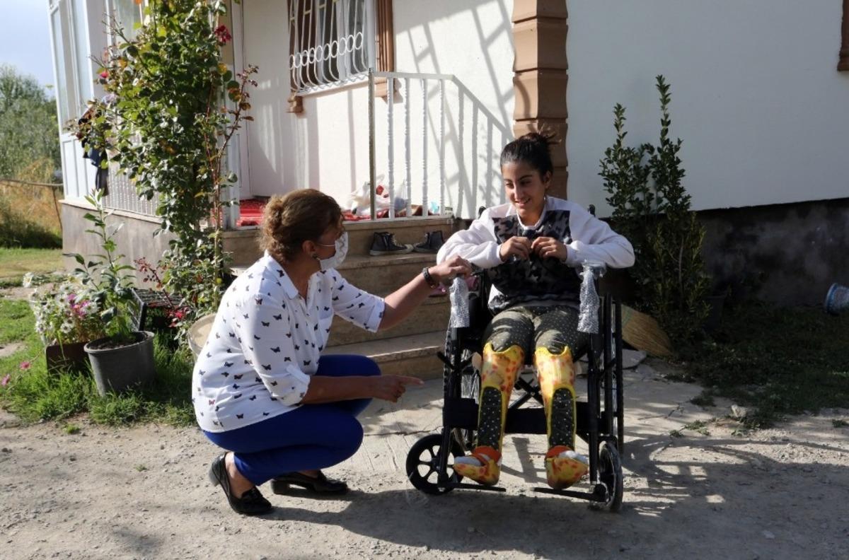 Van B&uuml;y&uuml;kşehir Belediyesinden 4 engelli vatandaşa tekerlekli sandalye