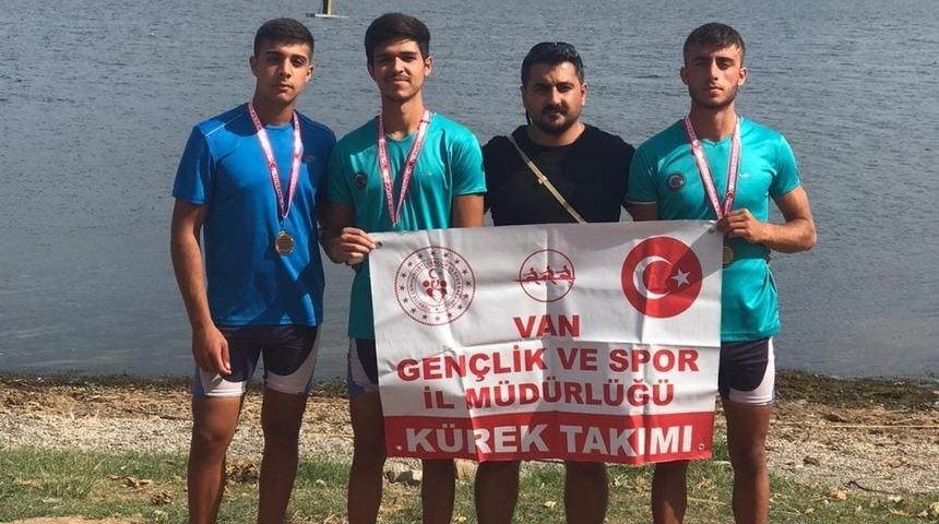 Vanlı kürekçilerden 2 Türkiye üçüncülüğü