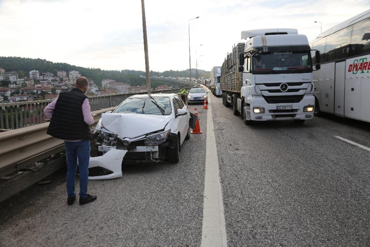 Kocaeli TEM&rsquo;de 3 ara&ccedil; &ccedil;arpıştı: 1 yaralı