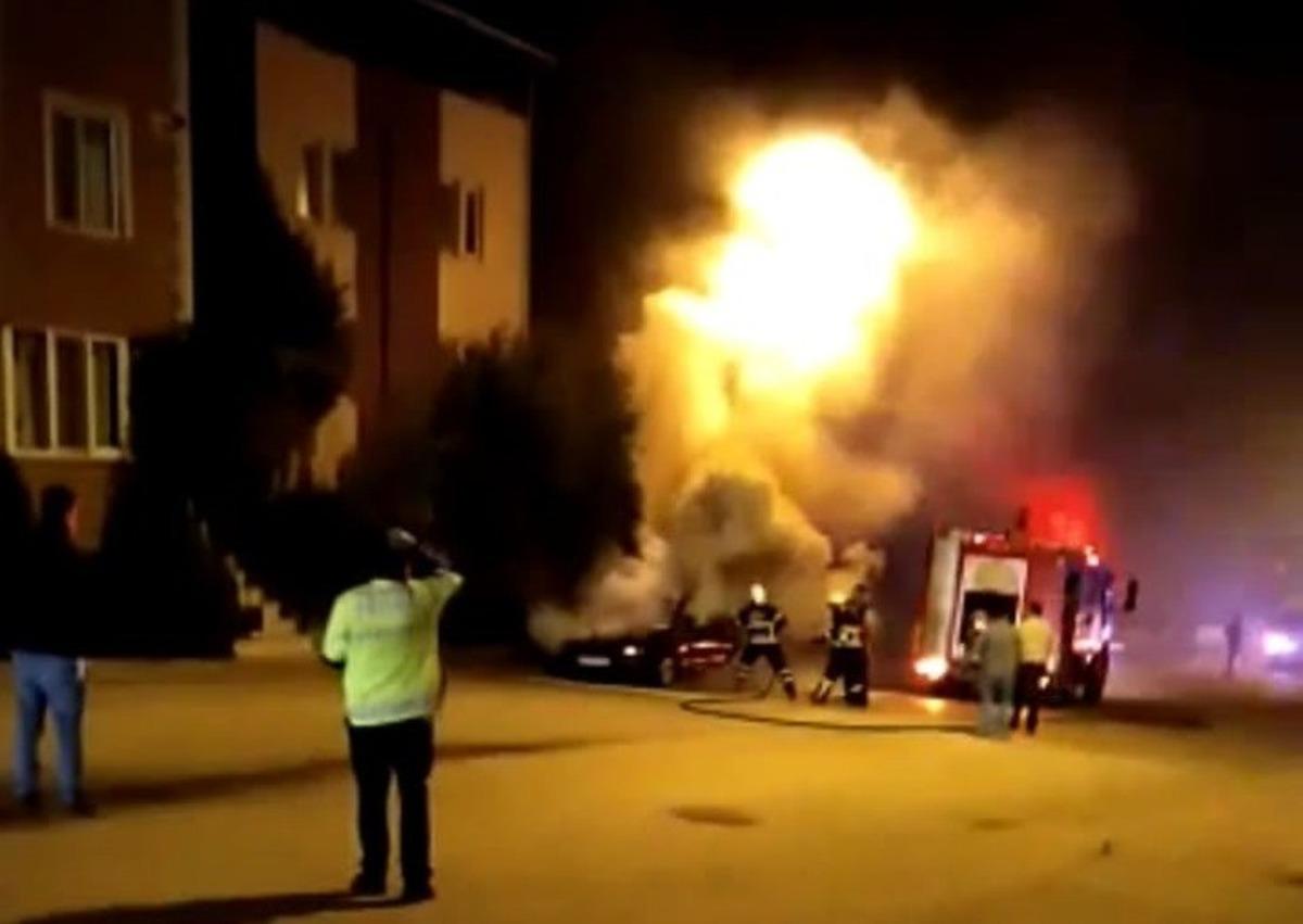 Park halindeki otomobilde &ccedil;ıkan yangında ara&ccedil; kullanılmaz hale geldi
