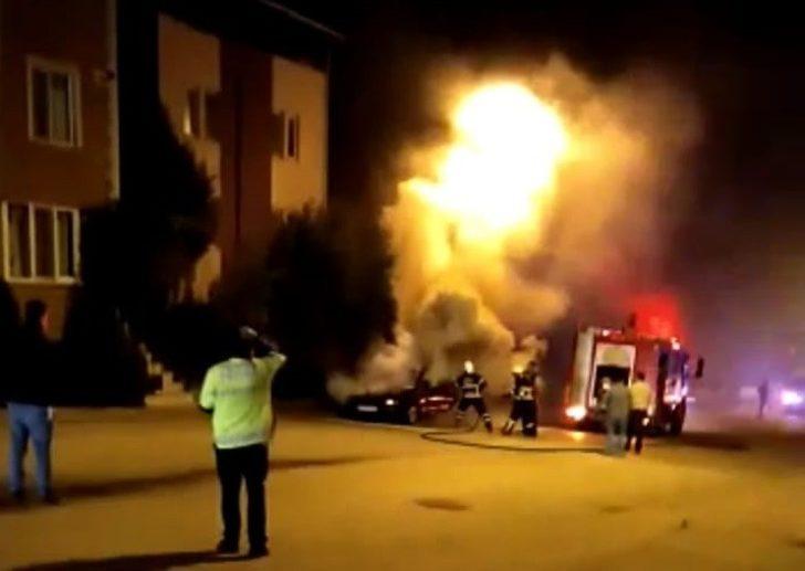 Park halindeki otomobilde çıkan yangında araç kullanılmaz hale geldi G1