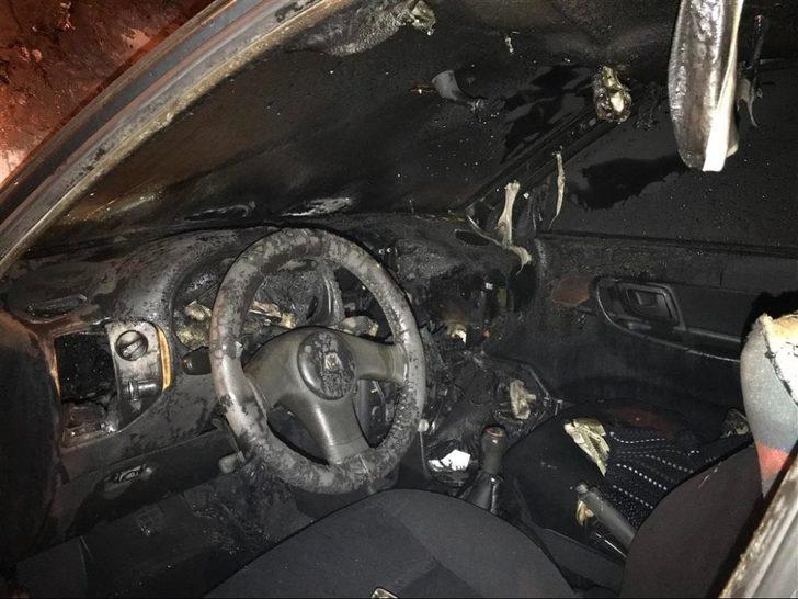 Park halindeki otomobilde çıkan yangında araç kullanılmaz hale geldi G2