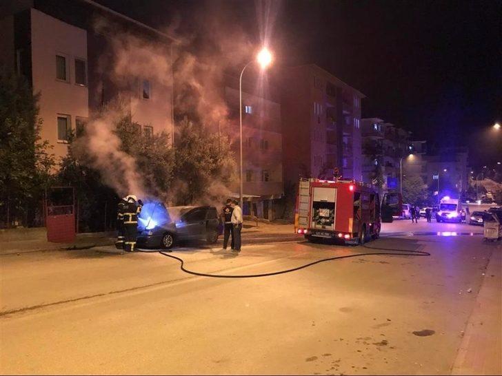 Park halindeki otomobilde çıkan yangında araç kullanılmaz hale geldi G4