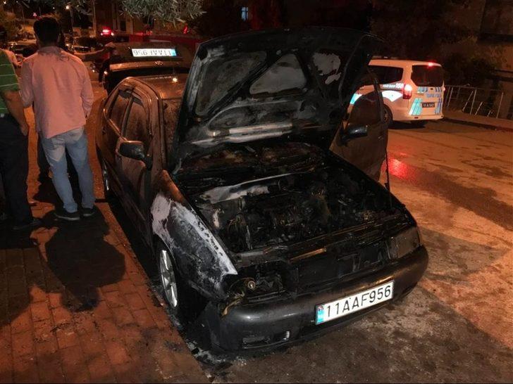 Park halindeki otomobilde çıkan yangında araç kullanılmaz hale geldi G5