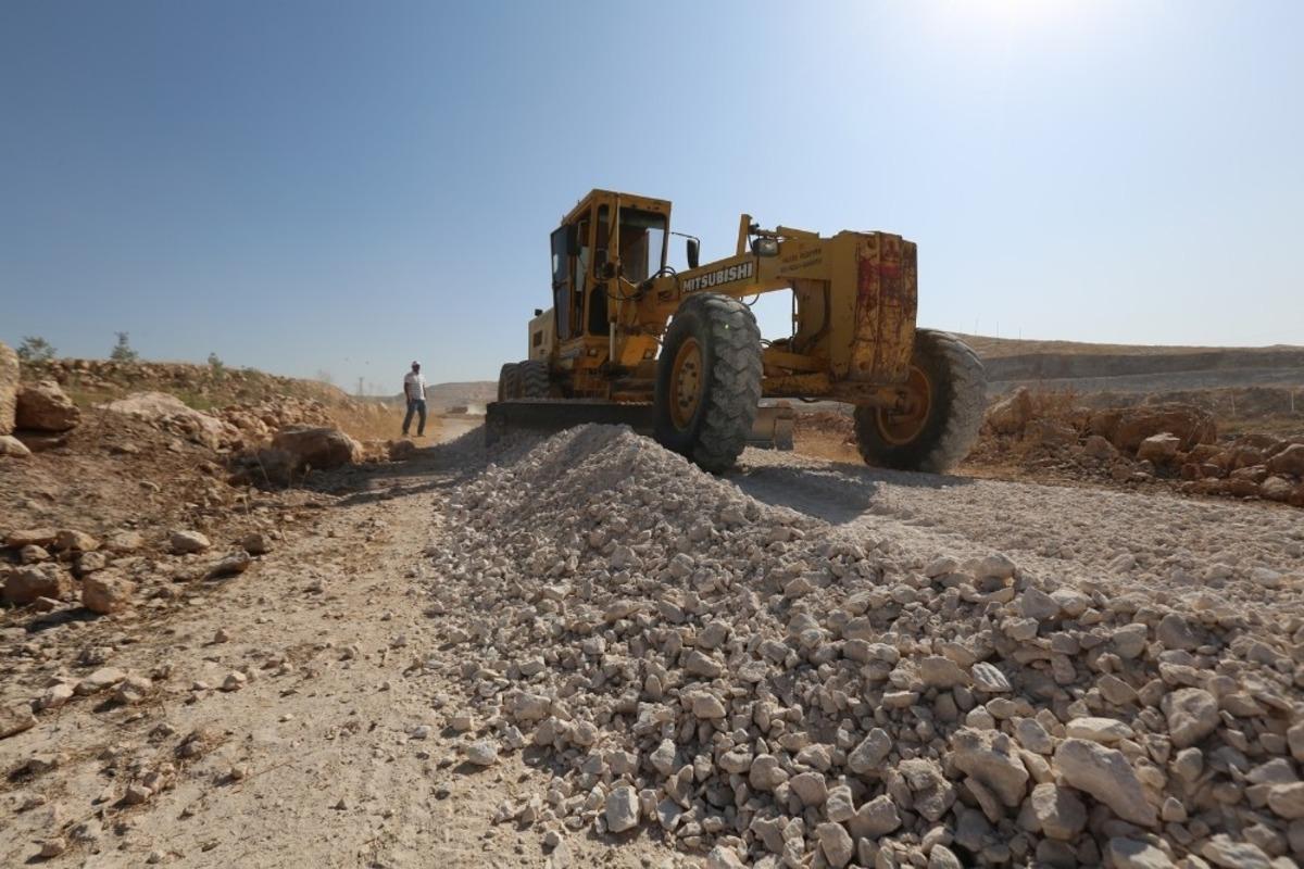 Haliliye kırsalında yol &ccedil;alışmaları s&uuml;r&uuml;yor