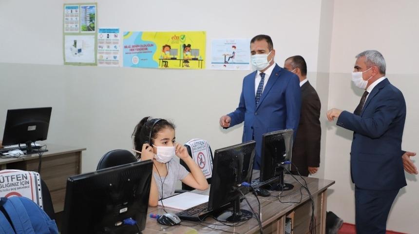 Vali  Akbıyık okulları ziyaret ederek hediye dağıttı