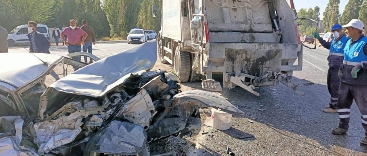 Erciş&rsquo;te otomobil &ccedil;&ouml;p kamyonuna &ccedil;arptı: 2 yaralı