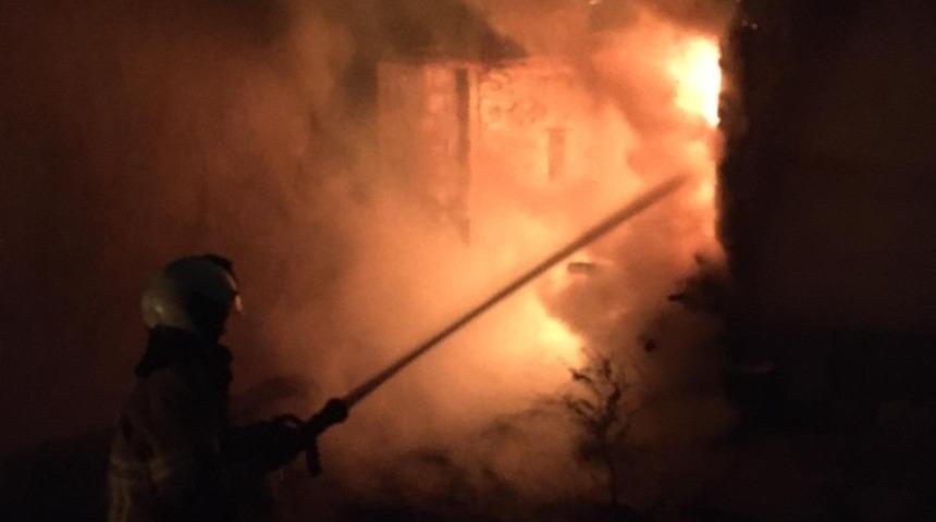 Burhaniye&rsquo;de odunluk yangını