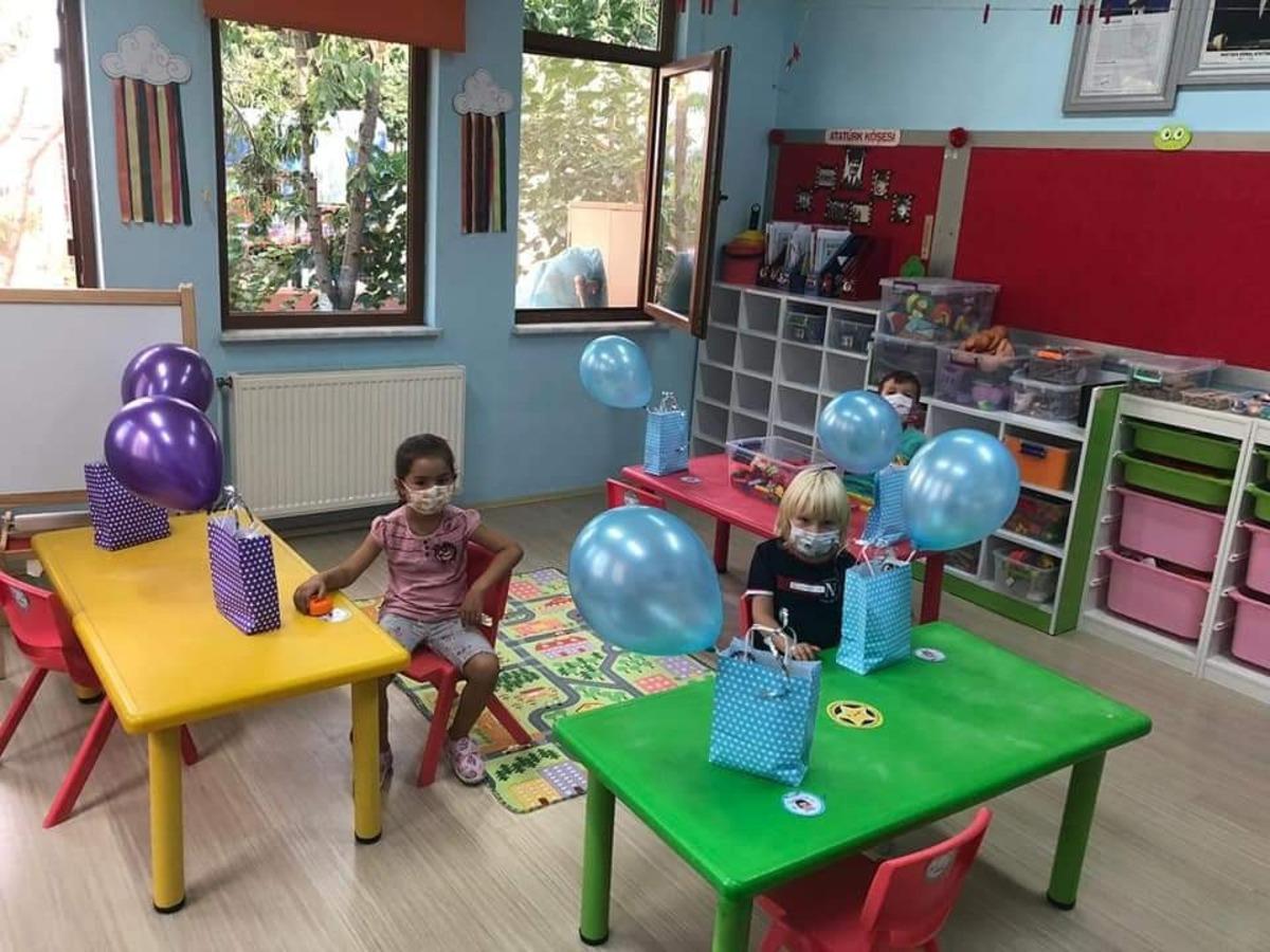 Minik &ouml;ğrenciler sosyal mesafeli eğitime devam ediyor