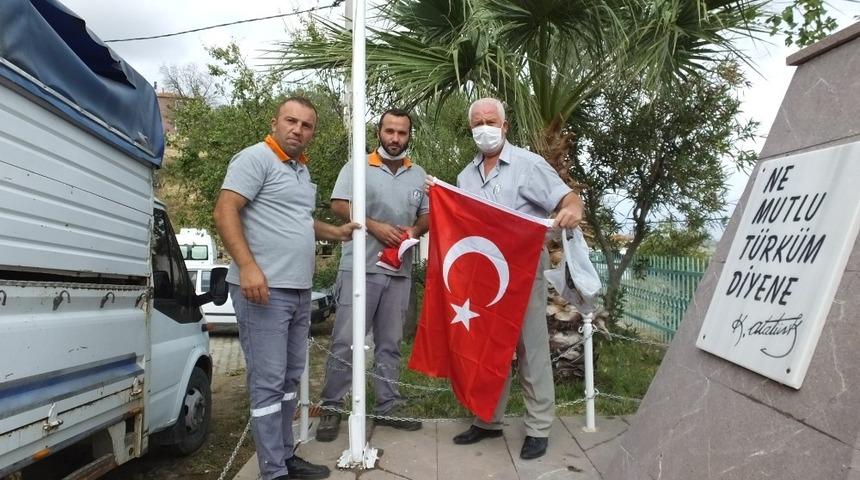 Burhaniye&rsquo;de bayraklar yenilendi