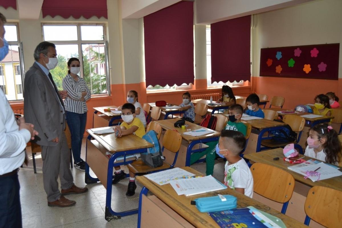 Milli Eğitim M&uuml;d&uuml;r&uuml; Yiğit, minik &ouml;ğrencilerle tek tek ilgileniyor