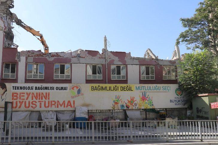 Kız Meslek Lisesi’nin ek binasının yıkımına başlanıldı G3