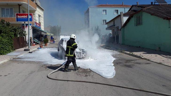 Seyir halindeki araç elektrik kontağından yandı G3