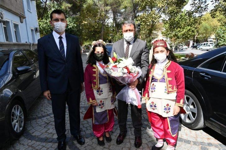 Vali Şıldak, Bigadiç’te sosyal mesafe uyarısı yaptı G1