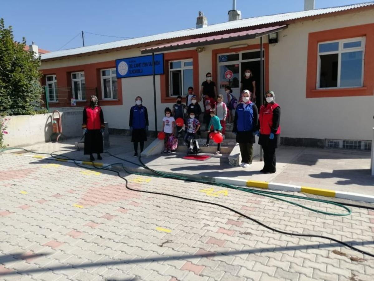 Erzincan&rsquo;da &ouml;ğrencilere kırtasiye seti hediye edildi