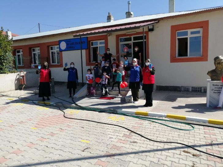 Erzincan’da öğrencilere kırtasiye seti hediye edildi G3