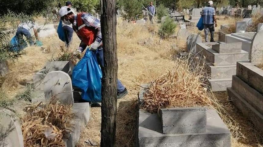 Ergani&rsquo;de mezarlıklar temizlendi