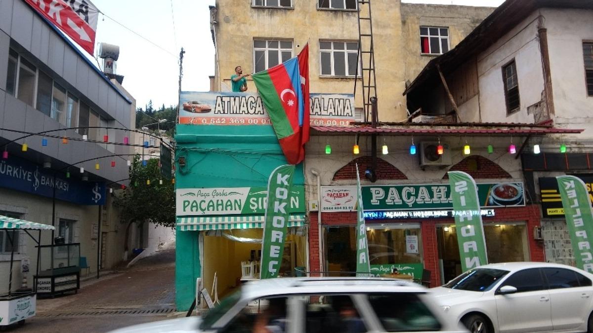 Kozanlı esnaftan Azerbaycan&rsquo;a bayraklı destek