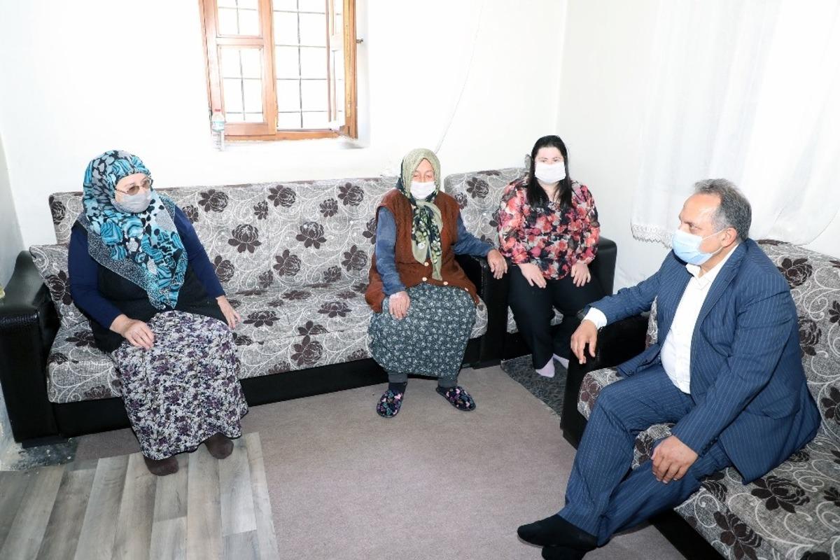 Başkan Yal&ccedil;ın Fatma teyzenin hem g&ouml;nl&uuml;n&uuml; hem duasını aldı