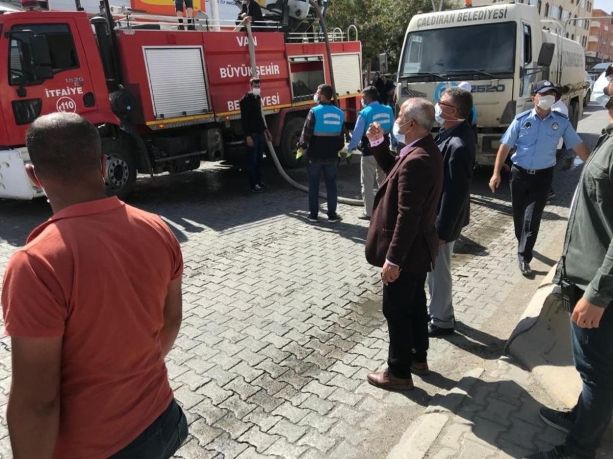 Başkan Ensari, &ccedil;atısı yanan esnafı ziyaret etti