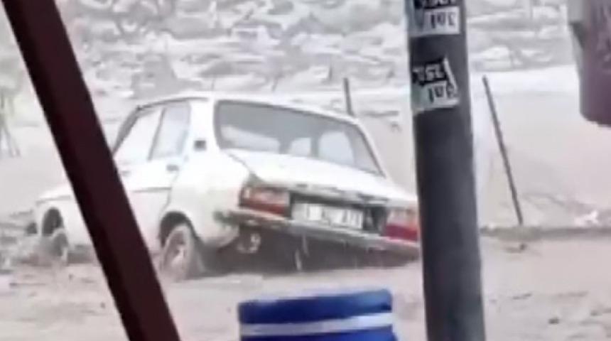 Sel suları aracı s&uuml;r&uuml;kledi! Korkutan anlar