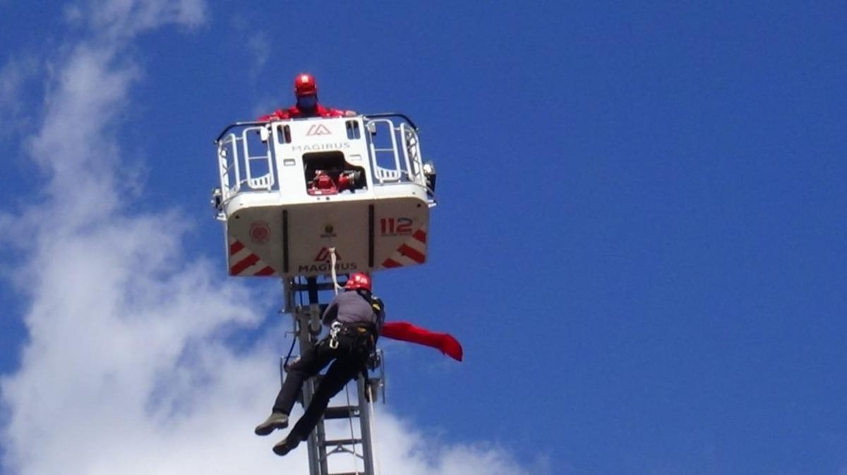 İtfaiye kurtarma ekibinin ip g&ouml;sterisi nefesleri kesti