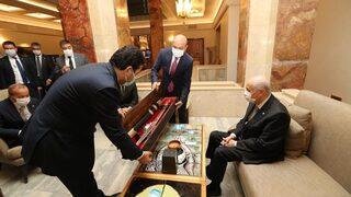 Devlet Bahçeli'ye 'Fetih Suresi' yazılı kılıç hediye edildi