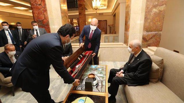 Devlet Bahçeli'ye 'Fetih Suresi' yazılı kılıç hediye edildi