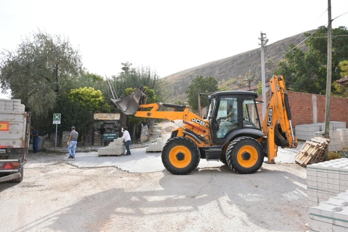 İn&ouml;n&uuml;&rsquo;de kilit parke taşı d&ouml;şeme &ccedil;alışmaları