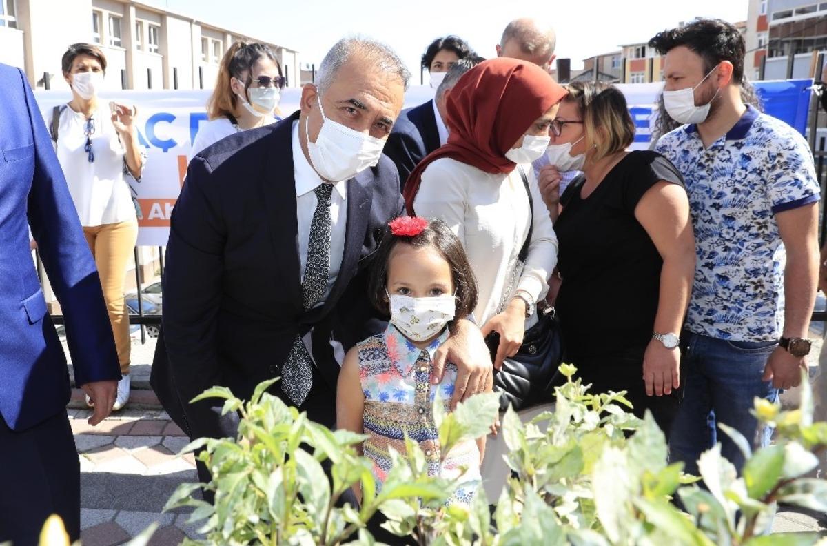 Sultangazi yeşile b&uuml;r&uuml;n&uuml;yor