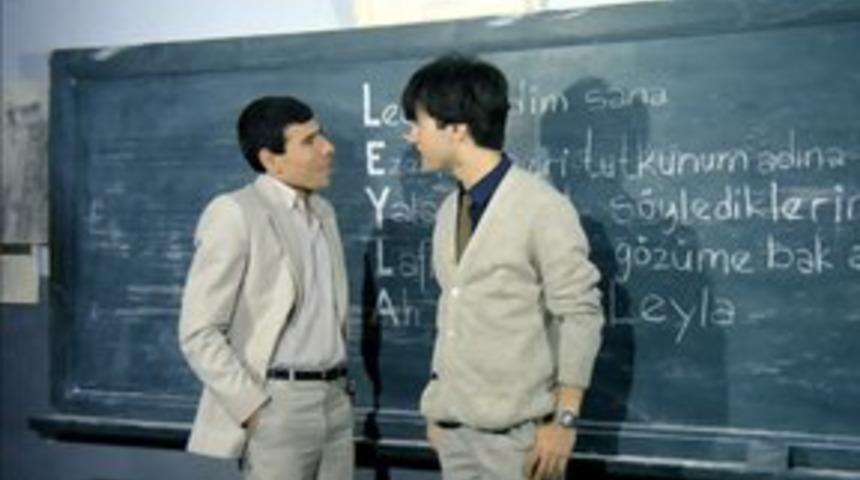 Hababam Sınıfı G&uuml;le G&uuml;le oyuncuları kimler? Hababam Sınıfı G&uuml;le G&uuml;le konusu ne? Hababam Sınıfı G&uuml;le G&uuml;le ka&ccedil; yılında &ccedil;ekildi?